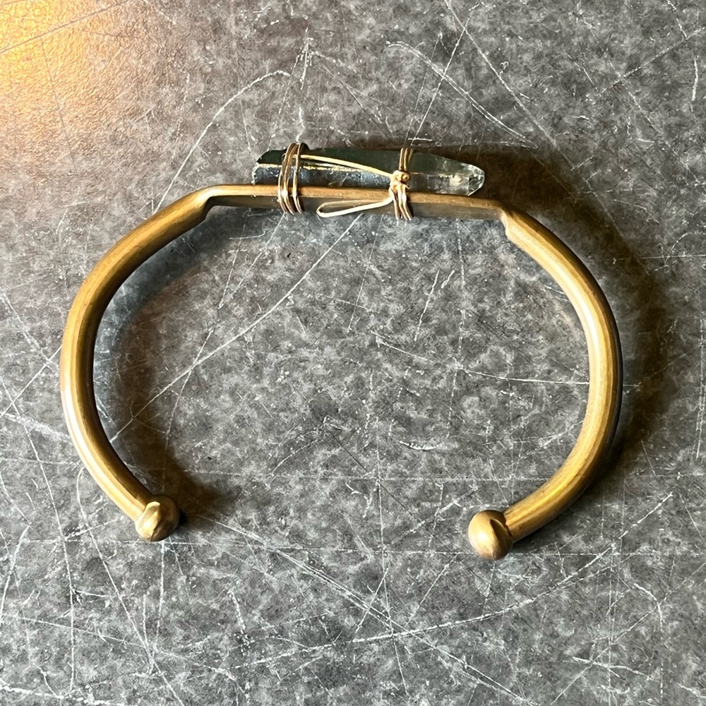 Handmade brass raw quartz crystal bracelet - Picture 4 of 9